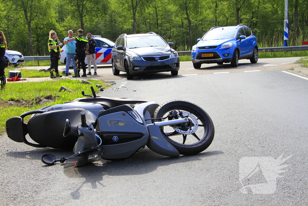 Twee gewonden na botsing met scooter