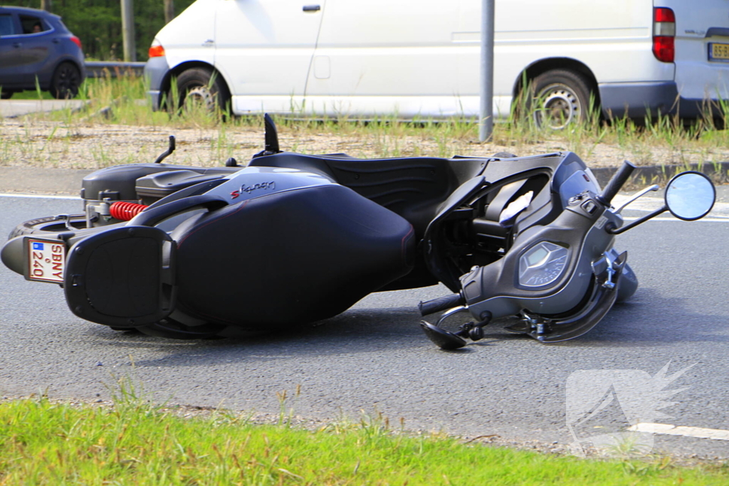 Twee gewonden na botsing met scooter