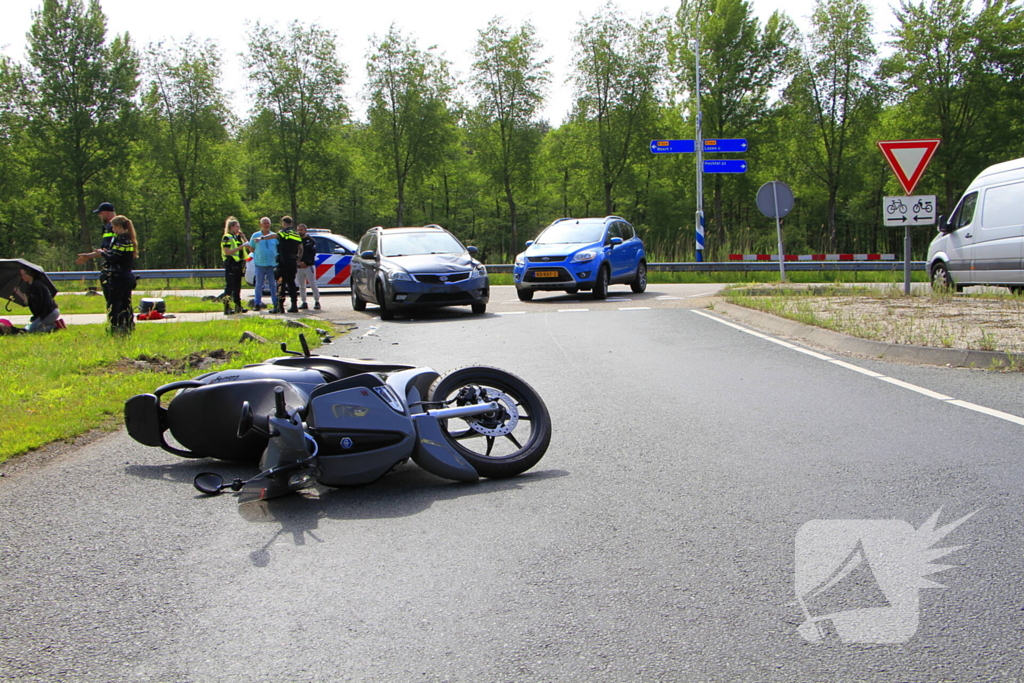 Twee gewonden na botsing met scooter