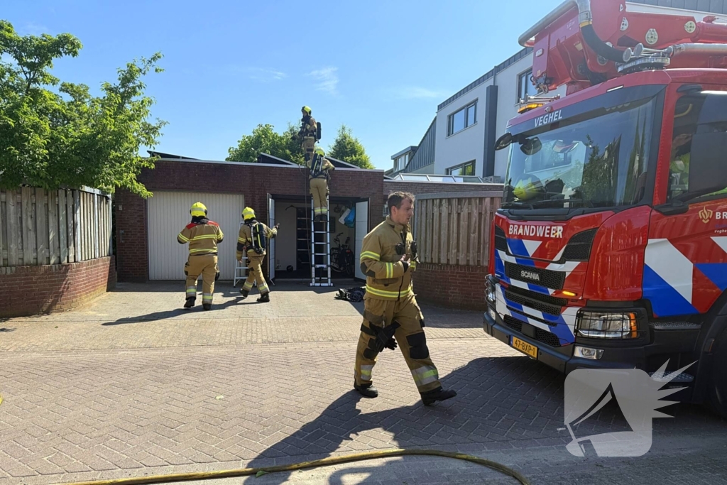Brandweer bestrijdt brand in zonnepanelen