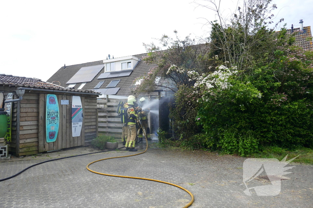 Schade aan poort en schutting door brand