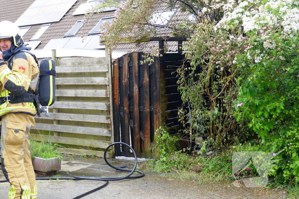 Schade aan poort en schutting door brand