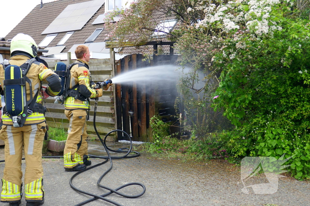 Schade aan poort en schutting door brand