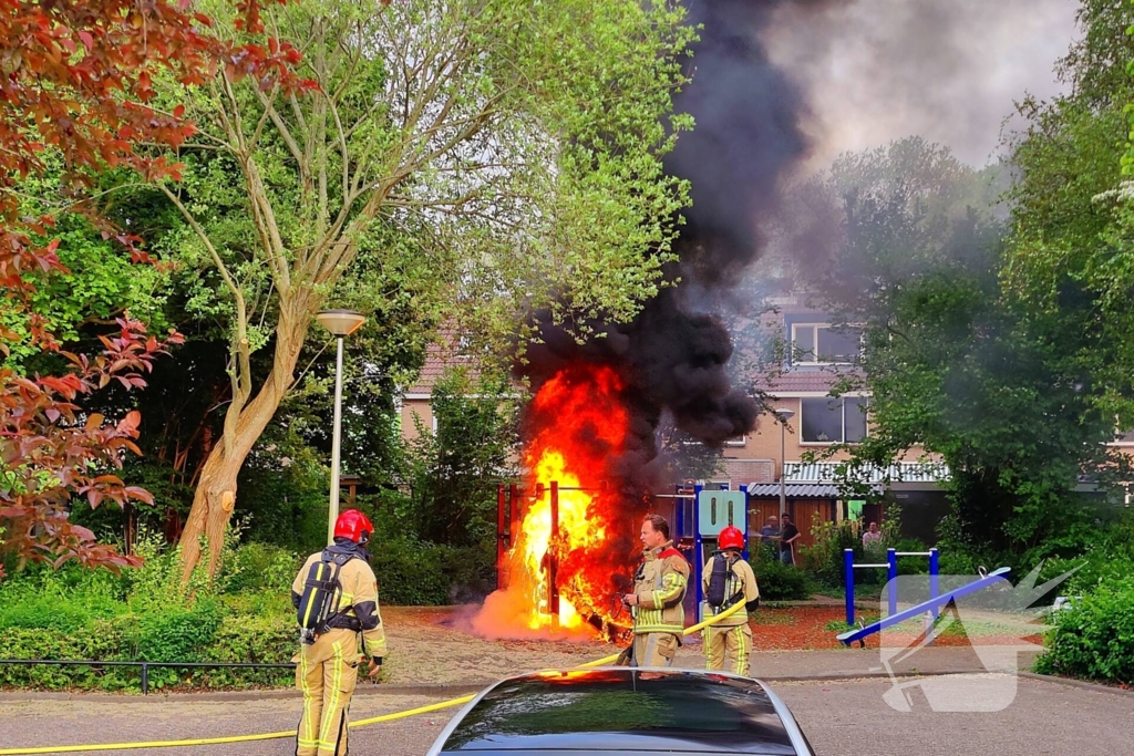Buurtbewoners proberen brand te blussen