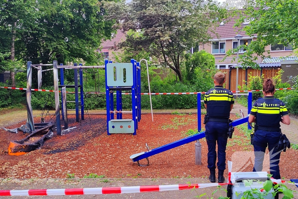 Buurtbewoners proberen brand te blussen