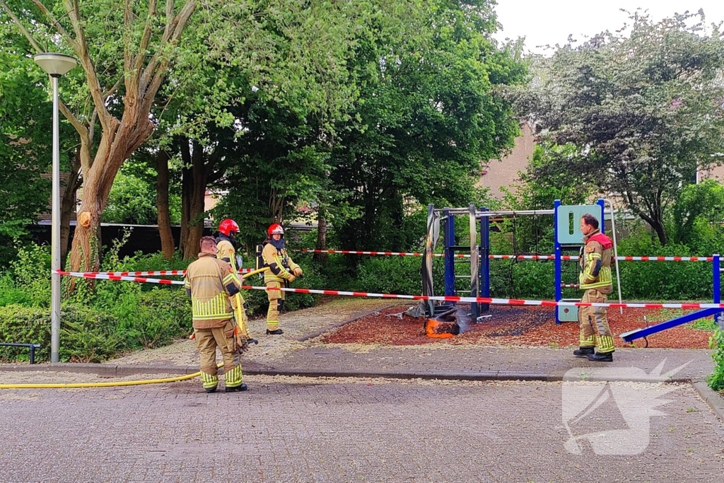 Buurtbewoners proberen brand te blussen