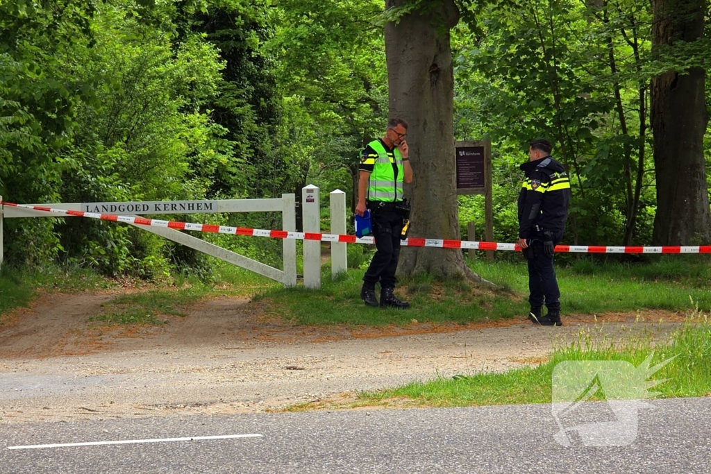 Overleden persoon aangetroffen in bosgebied