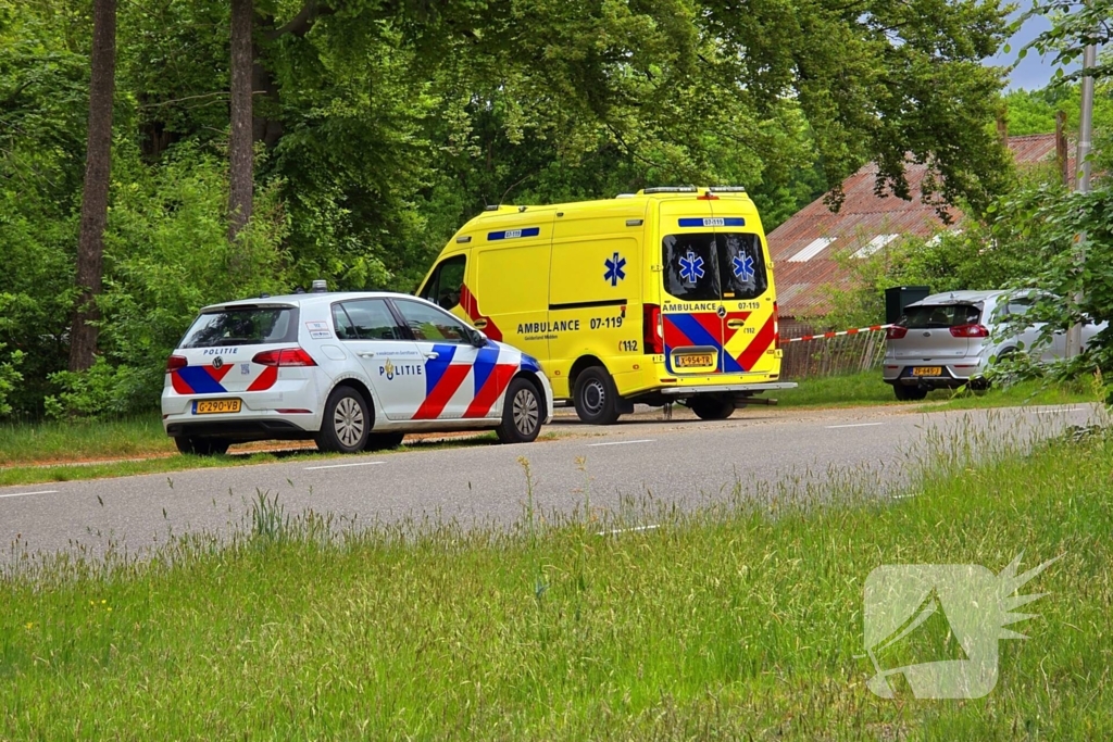 Overleden persoon aangetroffen in bosgebied