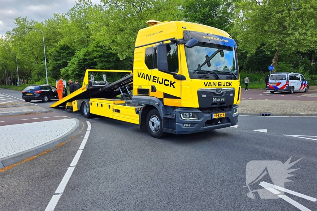 Automobilist neemt bocht te kort en botst