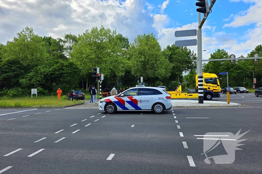Automobilist neemt bocht te kort en botst