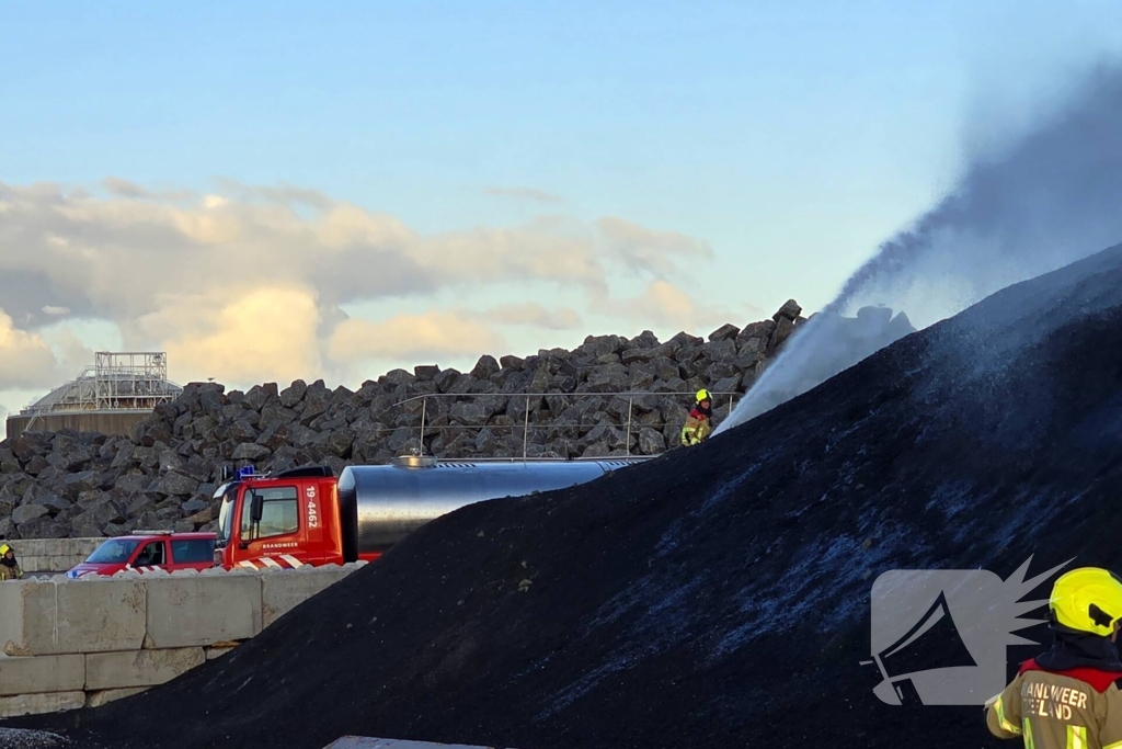 Hoop met korrels gemalen rubber vat vlam