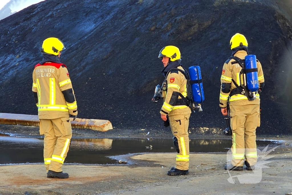 Hoop met korrels gemalen rubber vat vlam