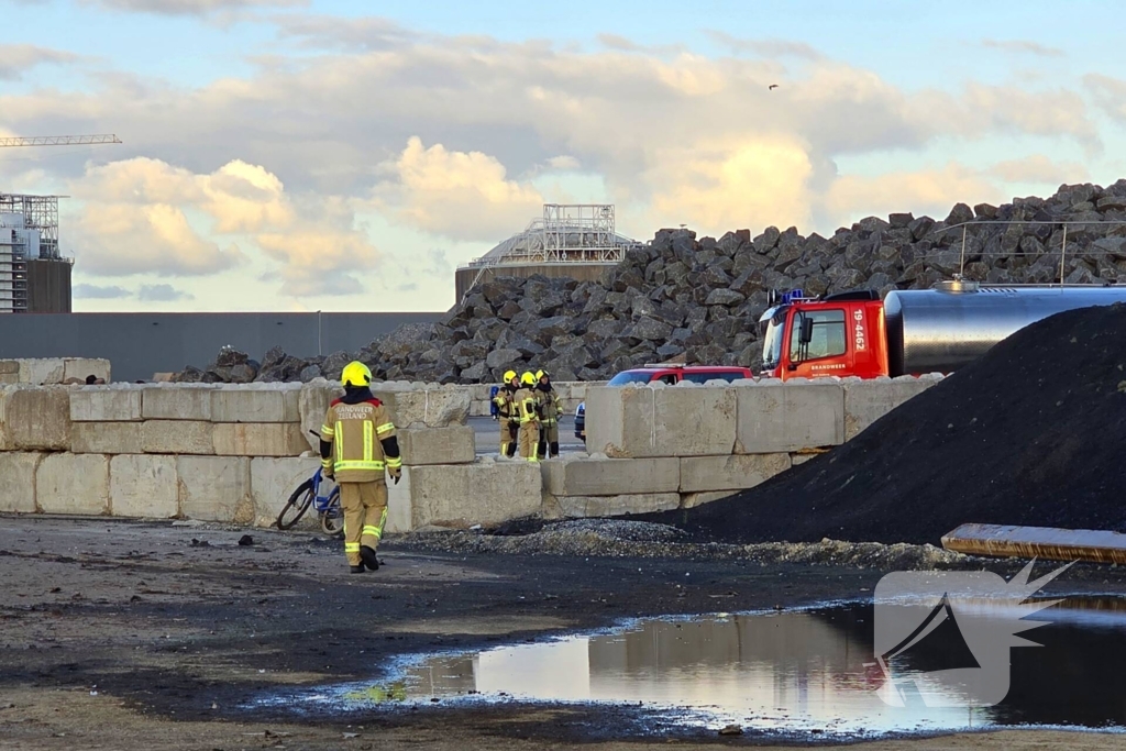 Hoop met korrels gemalen rubber vat vlam