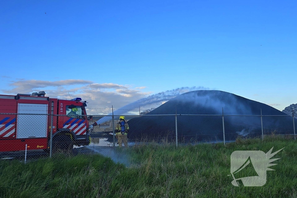 Hoop met korrels gemalen rubber vat vlam