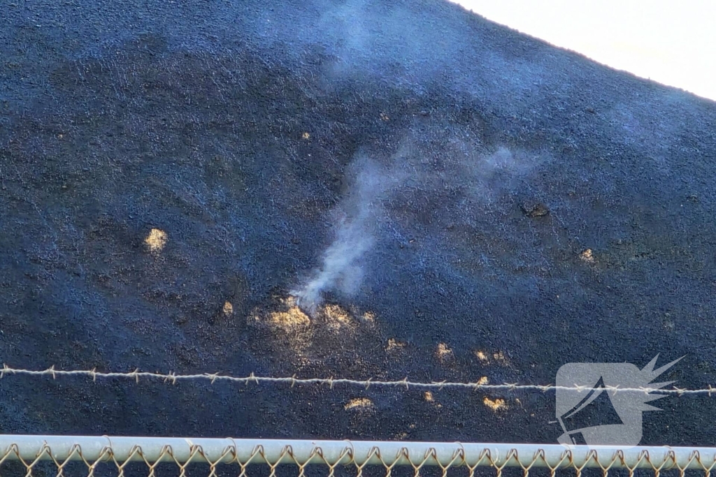 Hoop met korrels gemalen rubber vat vlam