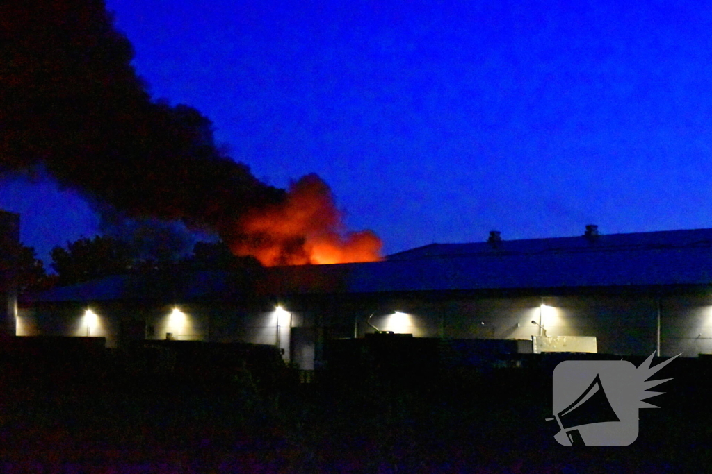 Grote uitslaande brand in loods