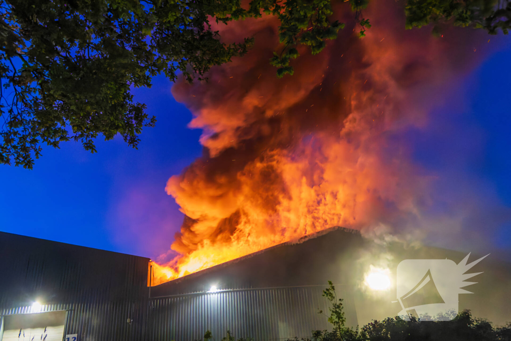 Grote uitslaande brand in loods