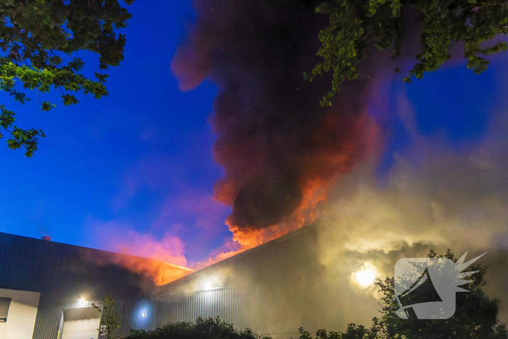 Grote uitslaande brand in loods