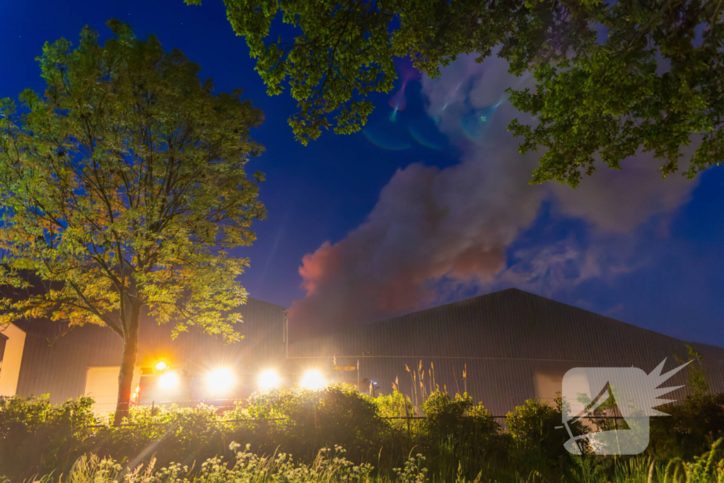 Grote uitslaande brand in loods