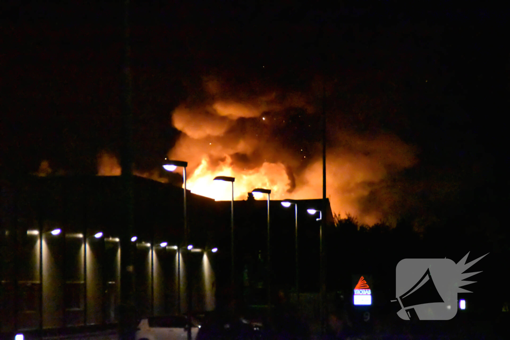 Grote uitslaande brand in loods