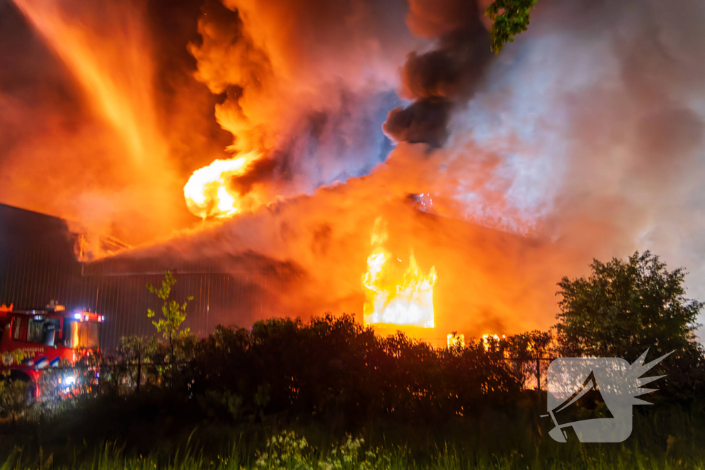 Grote uitslaande brand in loods