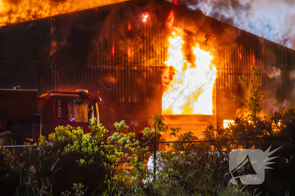 Grote uitslaande brand in loods