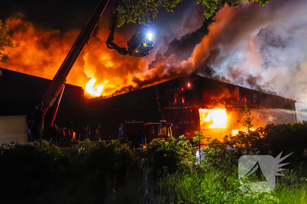 Grote uitslaande brand in loods