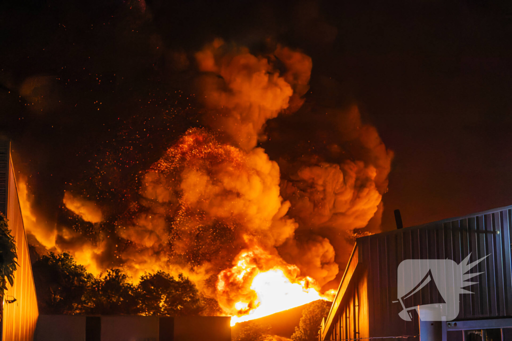 Grote uitslaande brand in loods