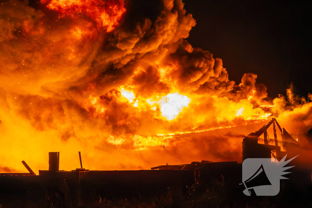 Grote uitslaande brand in loods
