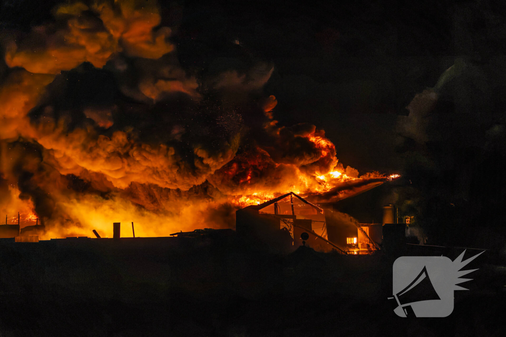 Grote uitslaande brand in loods