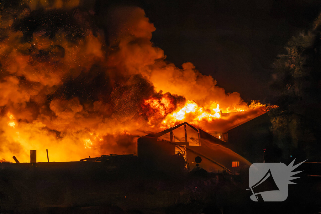 Grote uitslaande brand in loods