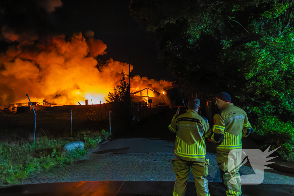 Grote uitslaande brand in loods