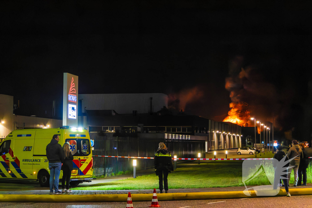 Grote uitslaande brand in loods