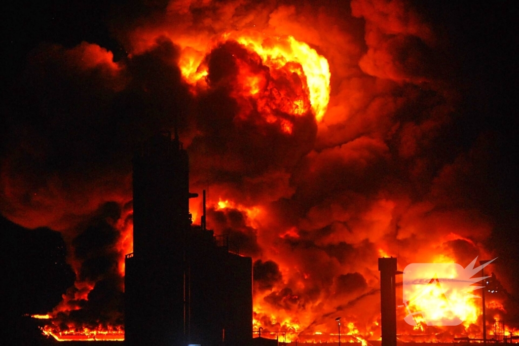 Grote uitslaande brand in loods