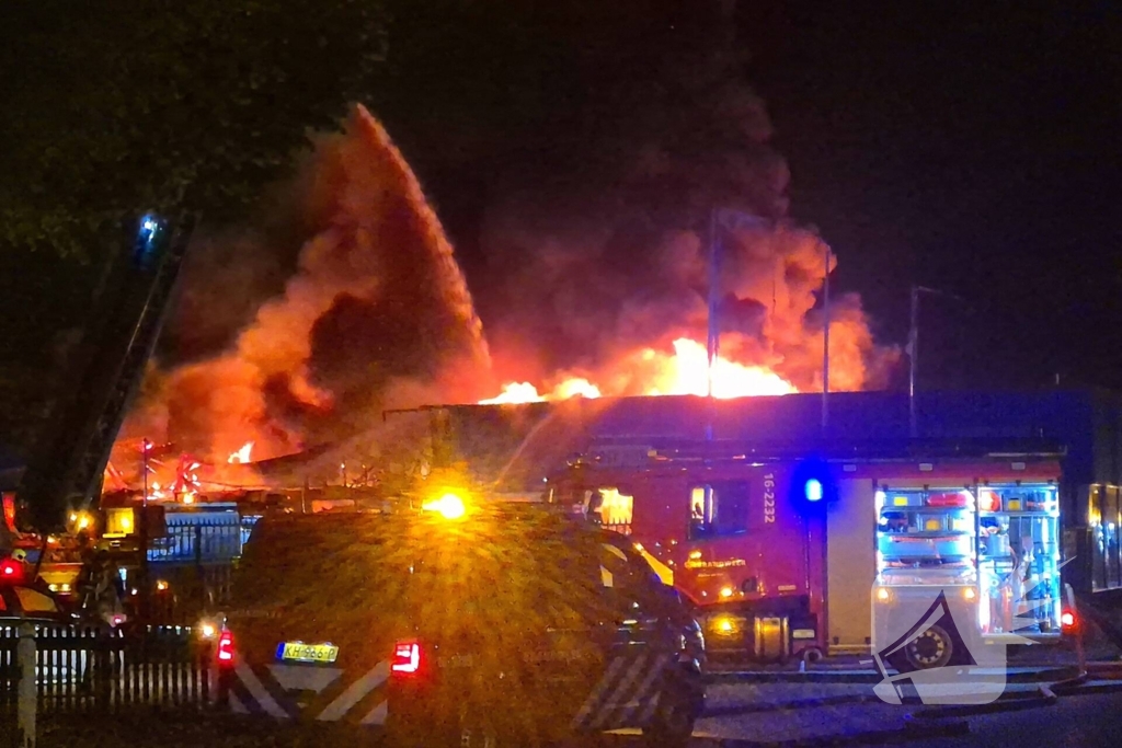 Brand bij autobedrijf in de nachtelijke uren