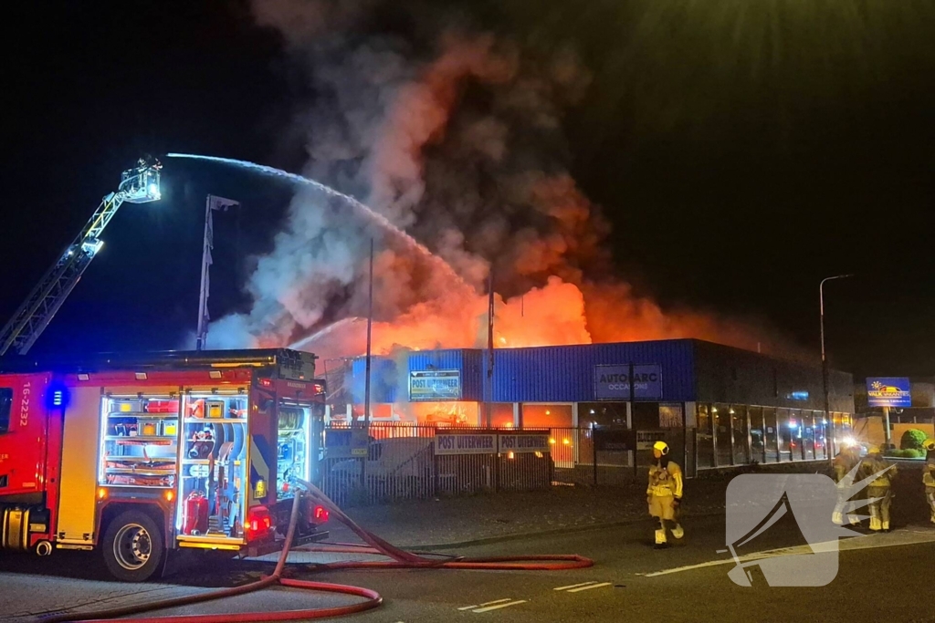 Brand bij autobedrijf in de nachtelijke uren