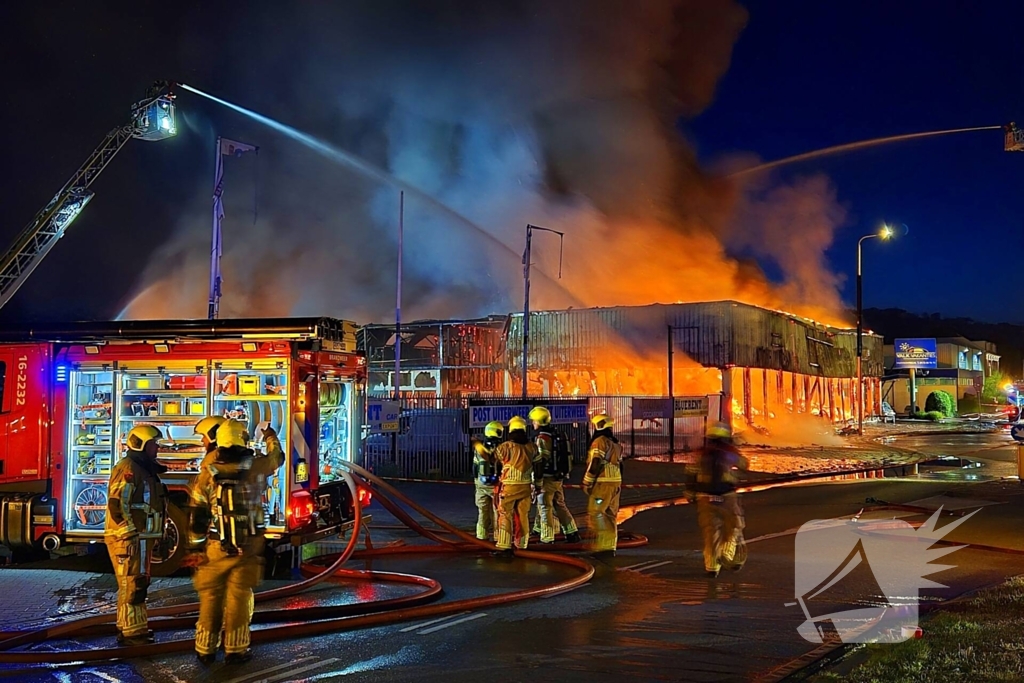 Brand bij autobedrijf in de nachtelijke uren
