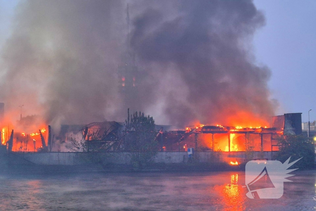 Brand bij autobedrijf in de nachtelijke uren