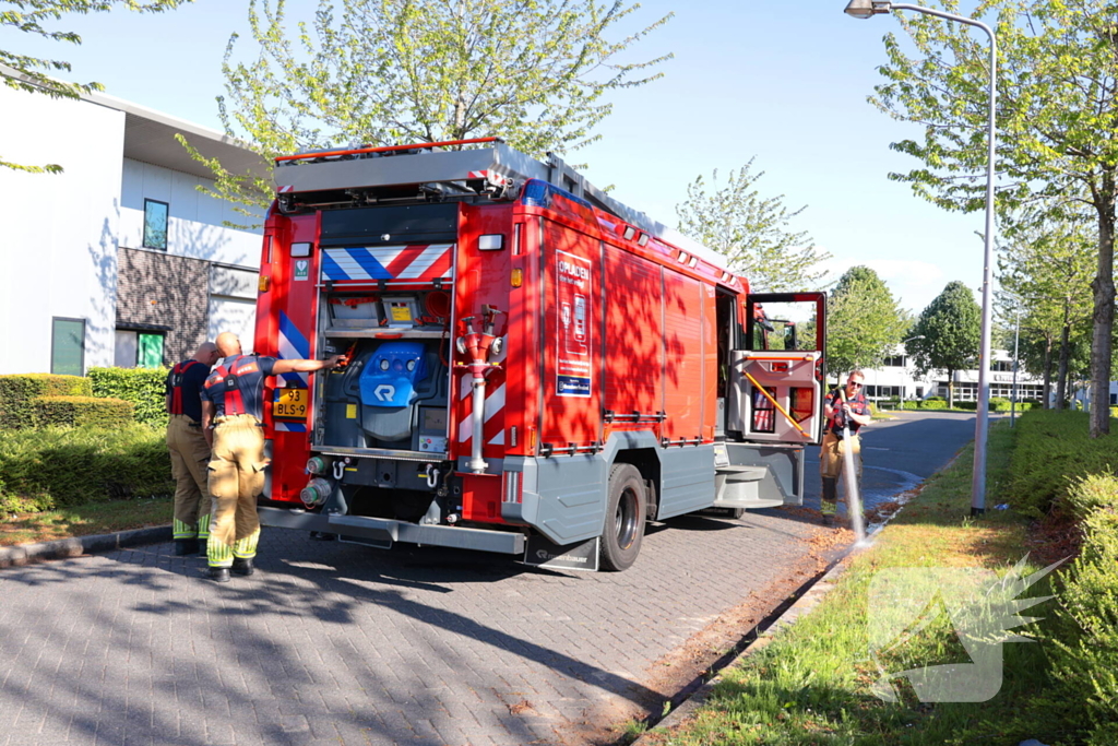 Brandend pluis veroorzaakt buitenbrand