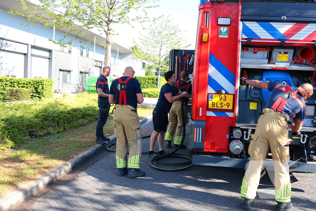Brandend pluis veroorzaakt buitenbrand