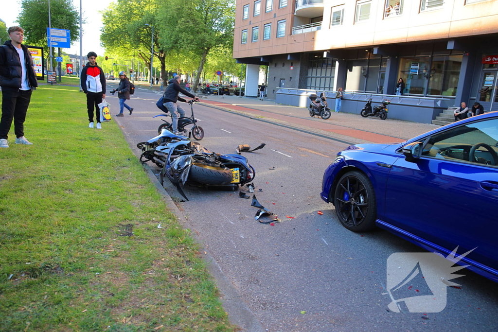 Motorrijder gewond bij botsing, automobilist mee naar bureau