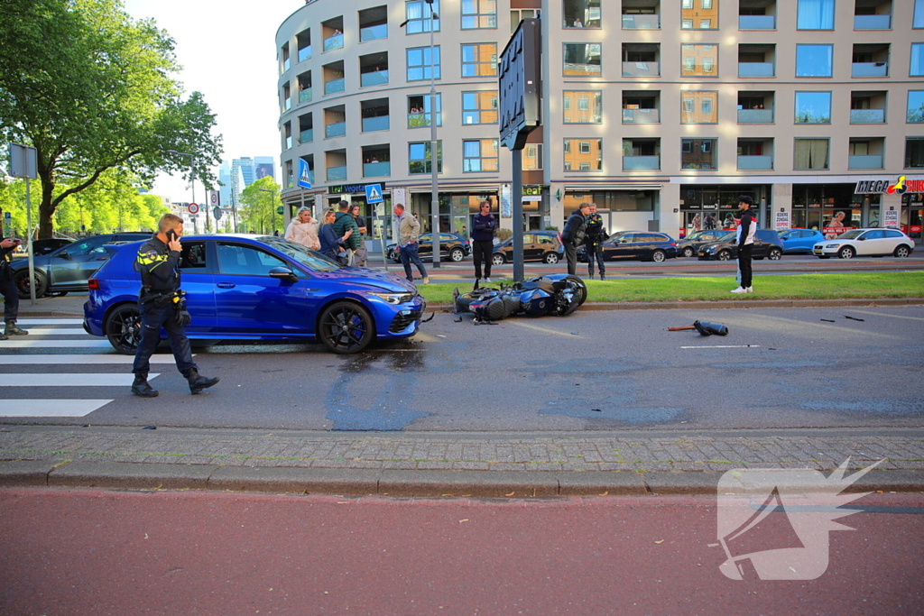 Motorrijder gewond bij botsing, automobilist mee naar bureau