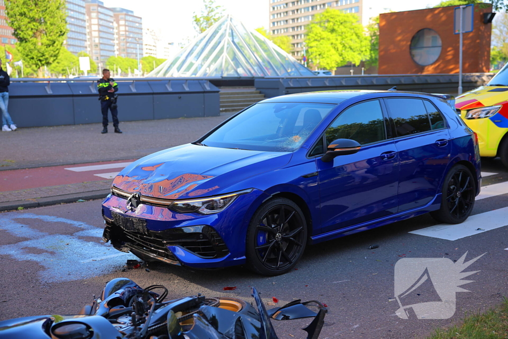 Motorrijder gewond bij botsing, automobilist mee naar bureau