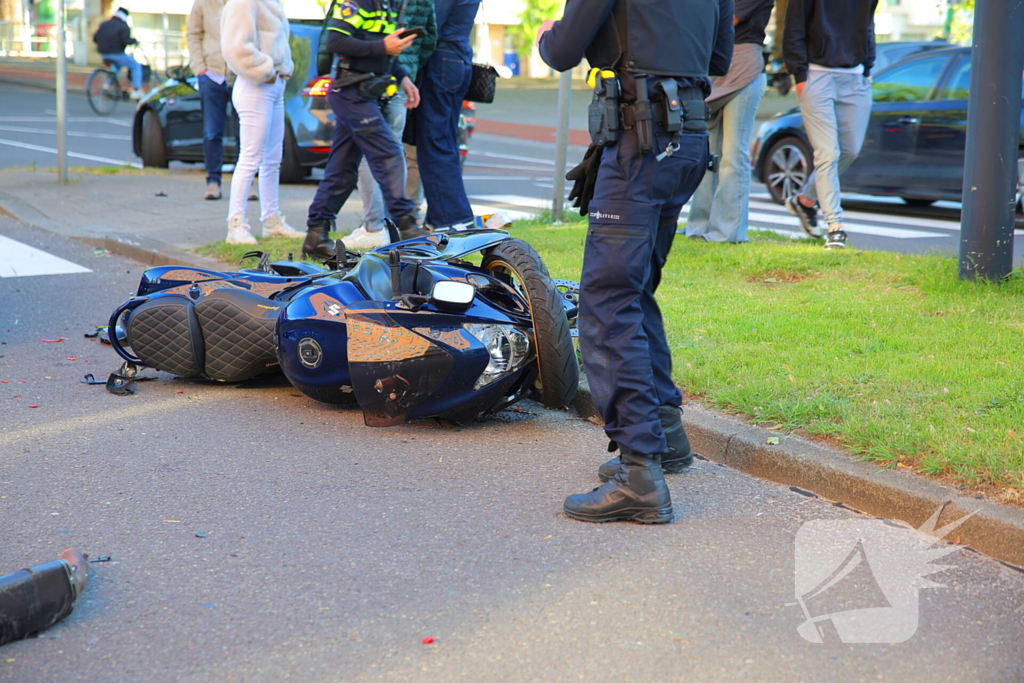 Motorrijder gewond bij botsing, automobilist mee naar bureau