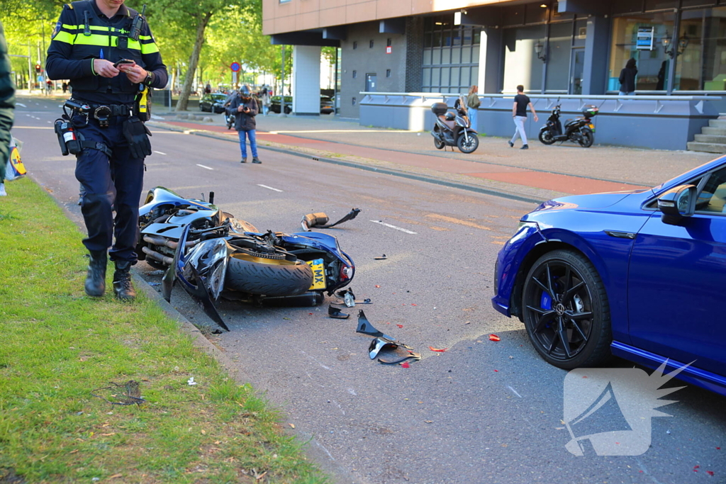 Motorrijder gewond bij botsing, automobilist mee naar bureau