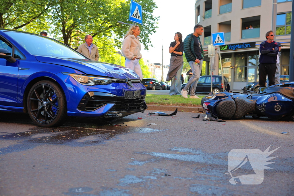 Motorrijder gewond bij botsing, automobilist mee naar bureau