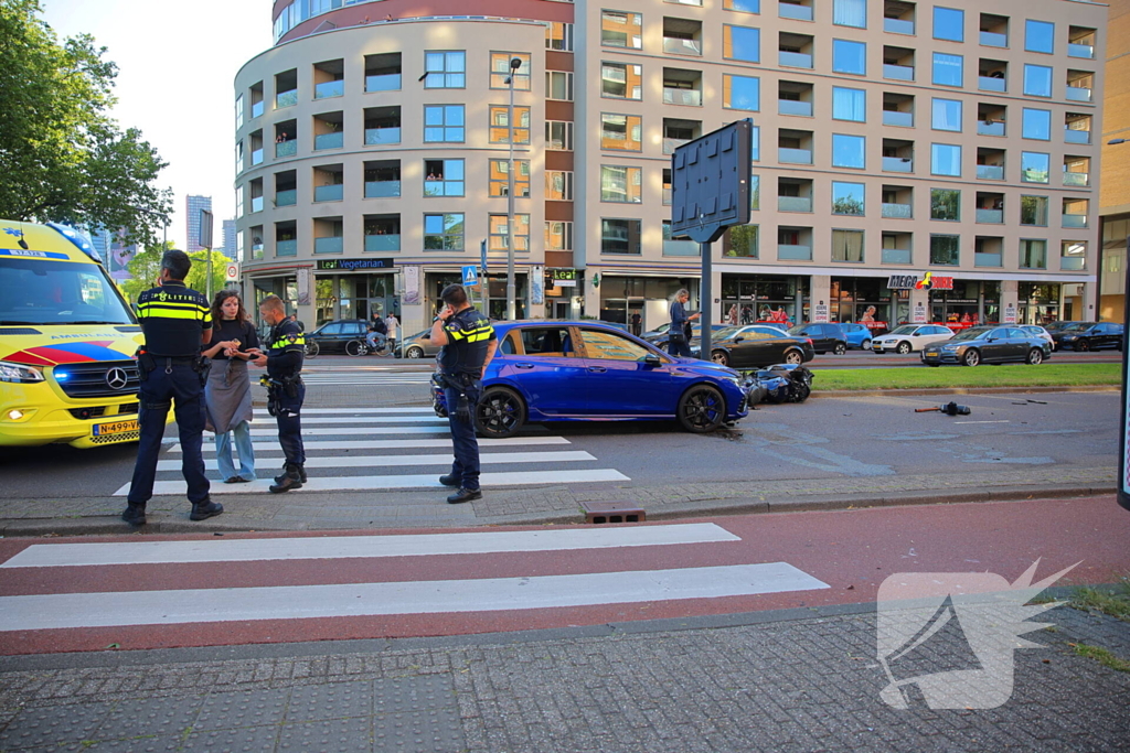 Motorrijder gewond bij botsing, automobilist mee naar bureau
