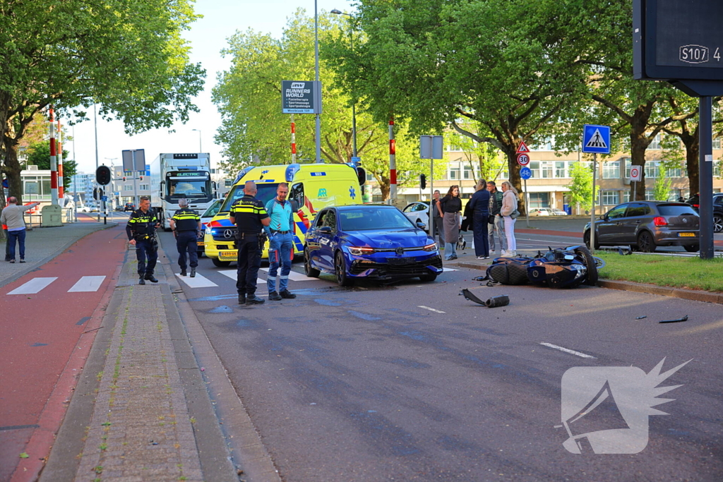 Motorrijder gewond bij botsing, automobilist mee naar bureau