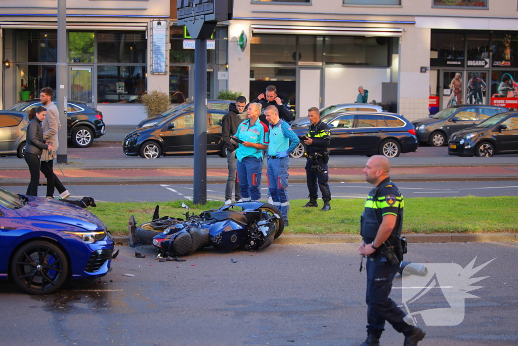 Motorrijder gewond bij botsing, automobilist mee naar bureau