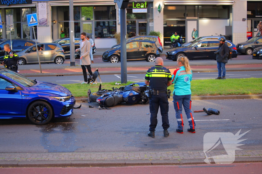 Motorrijder gewond bij botsing, automobilist mee naar bureau